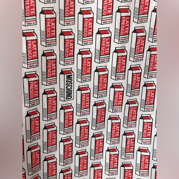 Moschino Men’s Button Up Red on White "LATTE FRESCO" Motive Shirt Size 39/15.5 - Picture 3 of 6